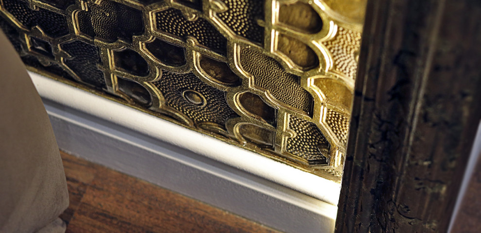 Декорирование обоев Lincrusta в изголовье кровати на нашем реализованном проект