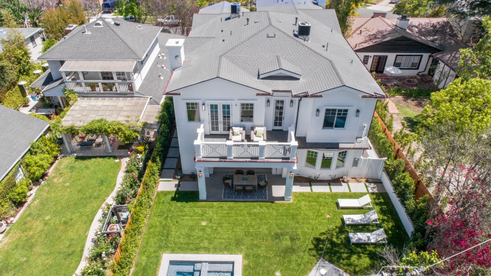 Дом в стиле Кейпкод на  Шерман Оакс