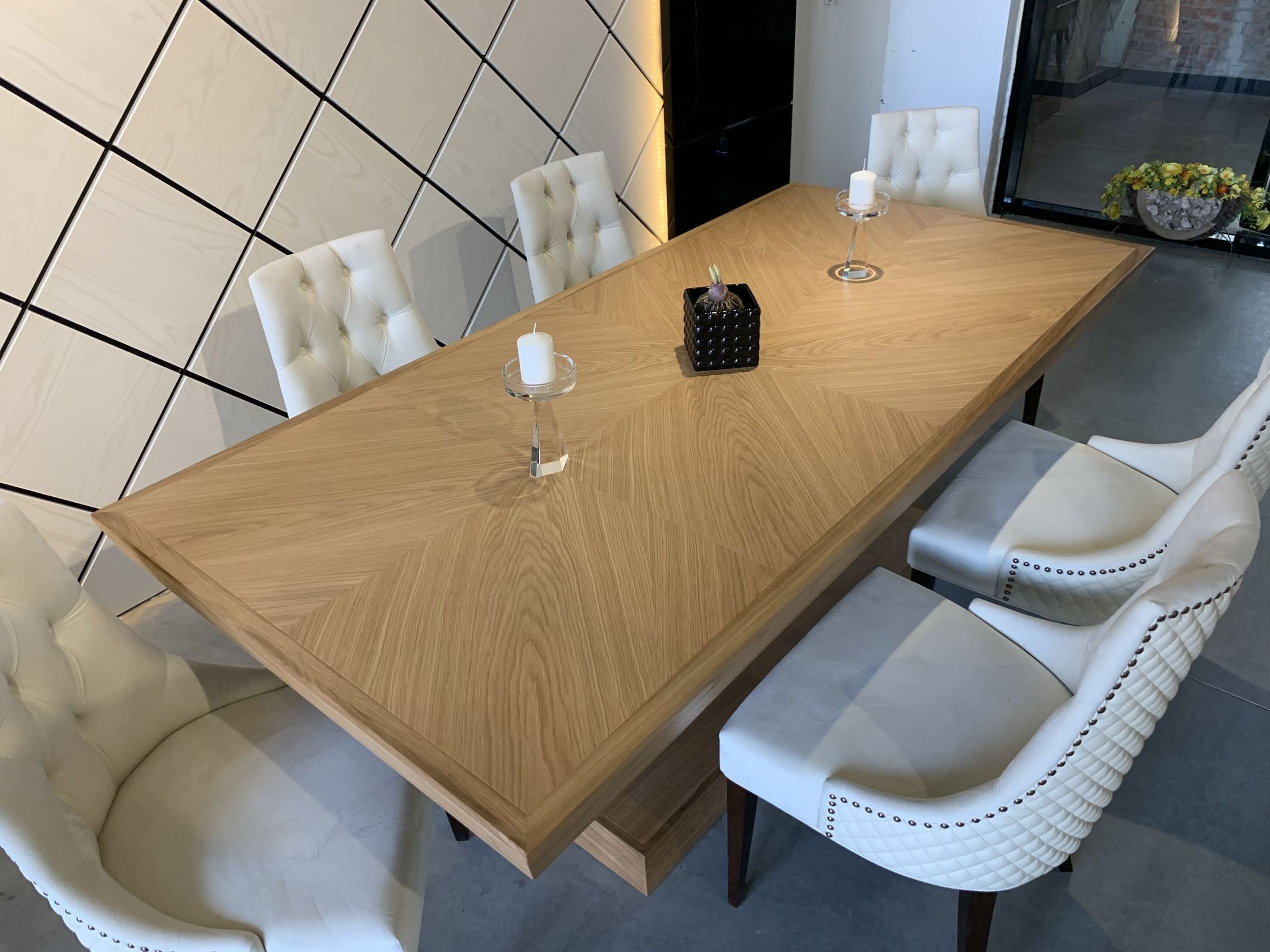 Обеденный стол. Стеновая панель из массива ясеня. Стулья.