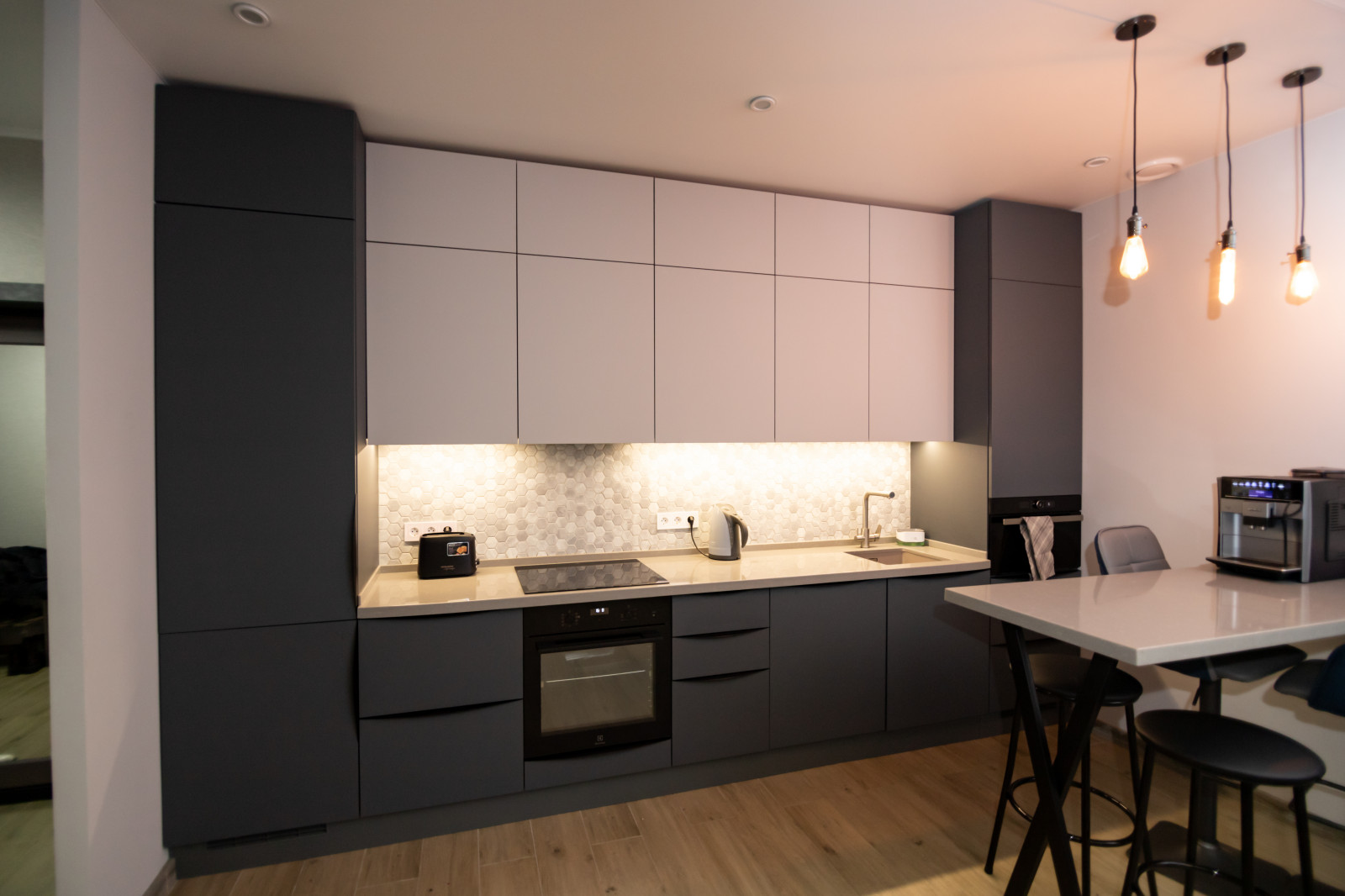 Двухцветная матовая кухня