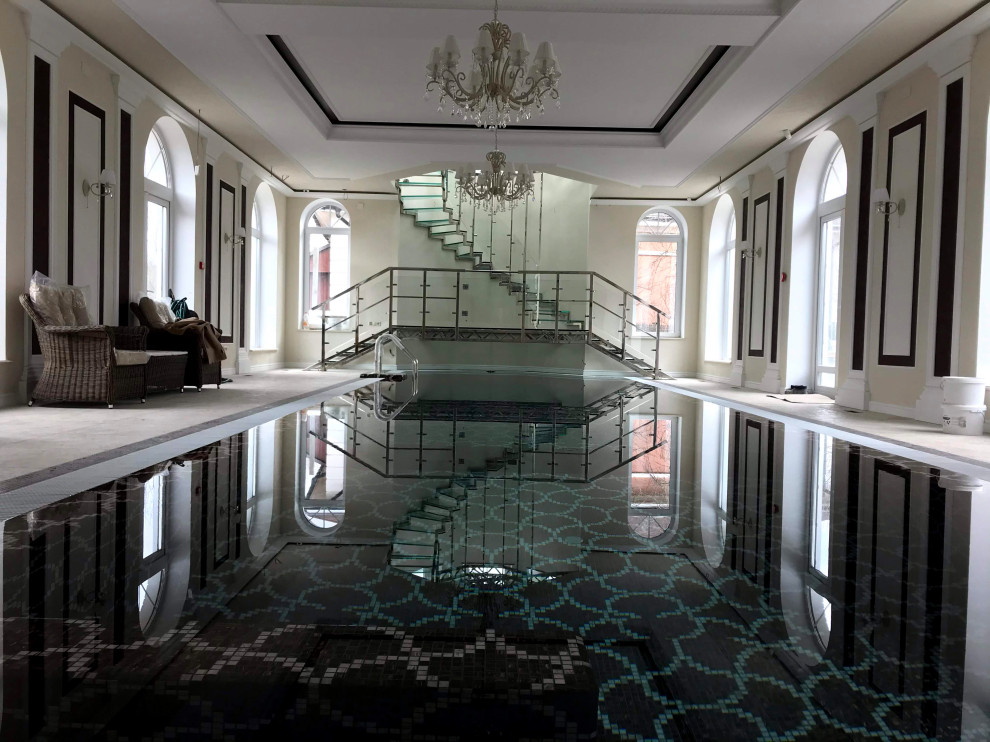 Обложка проекта: Винтовая стеклянная лестница над бассейном