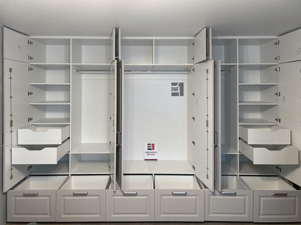 Шкаф распашной в классическом стиле