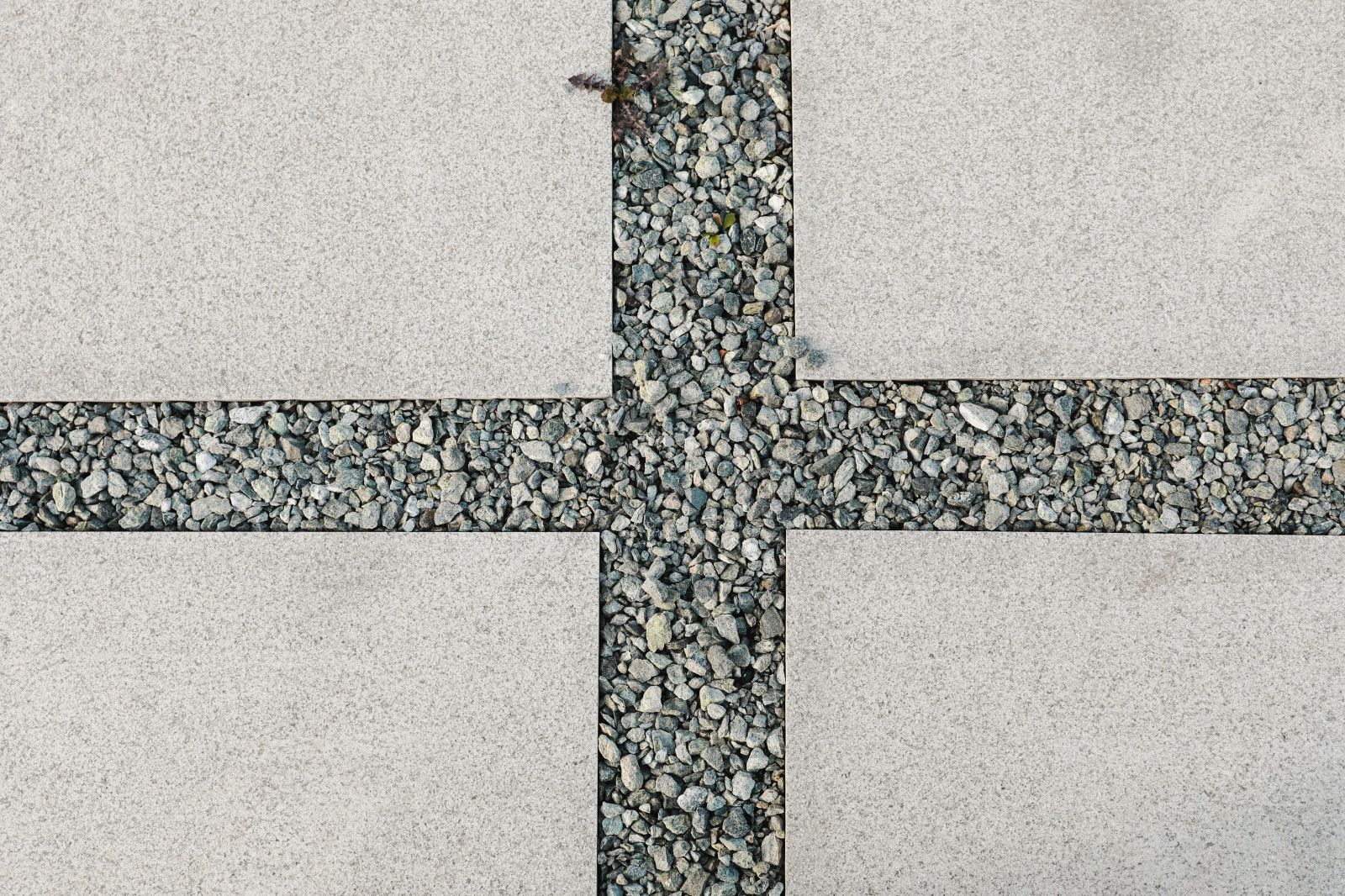 Оформление территории у офисного здания