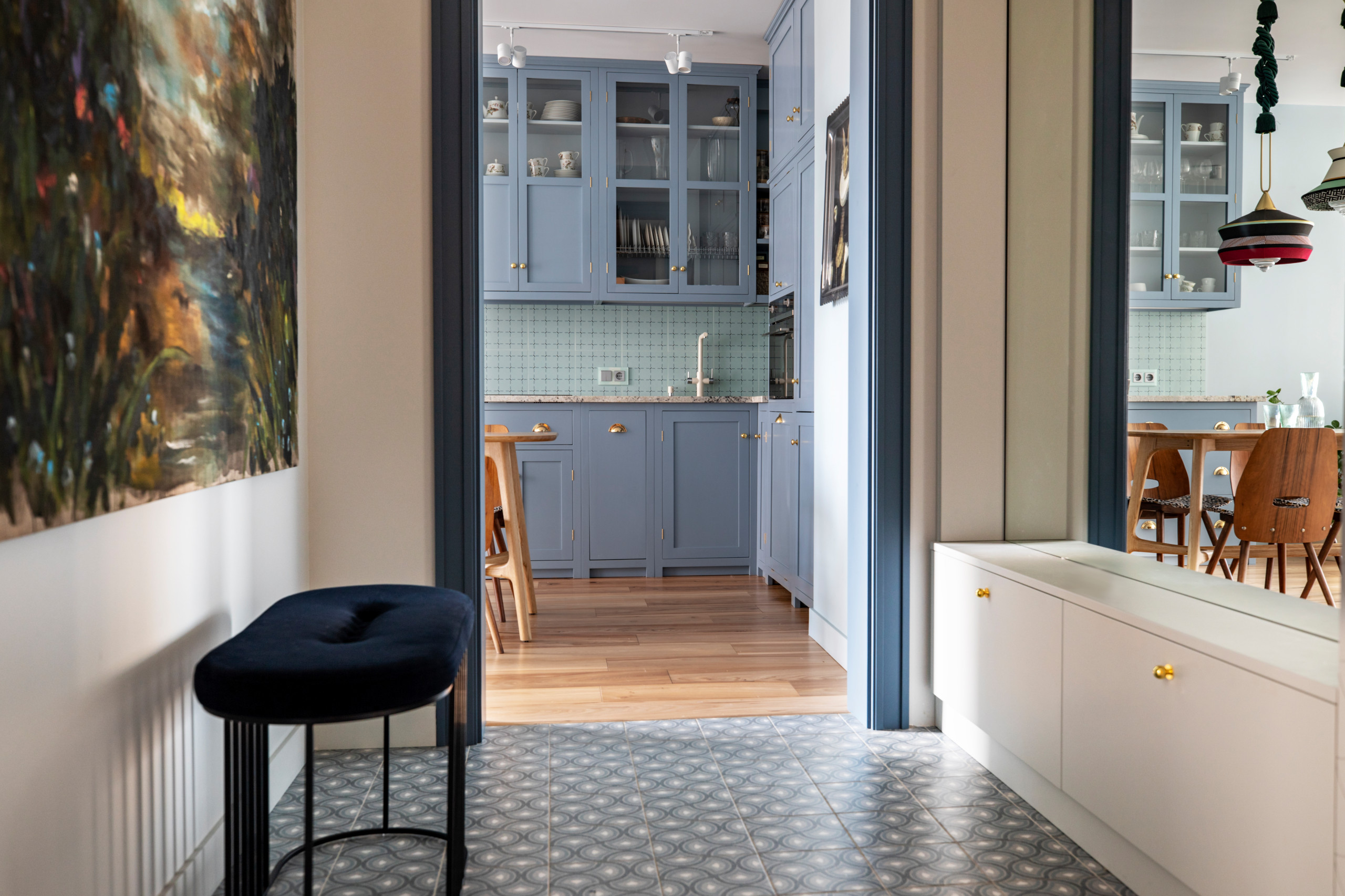 Проект недели: Синяя кухня с винтажными предметами и зайцем