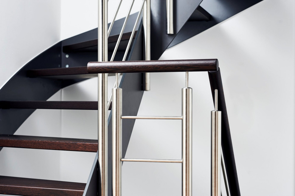 Консольная лестница в темных тонах