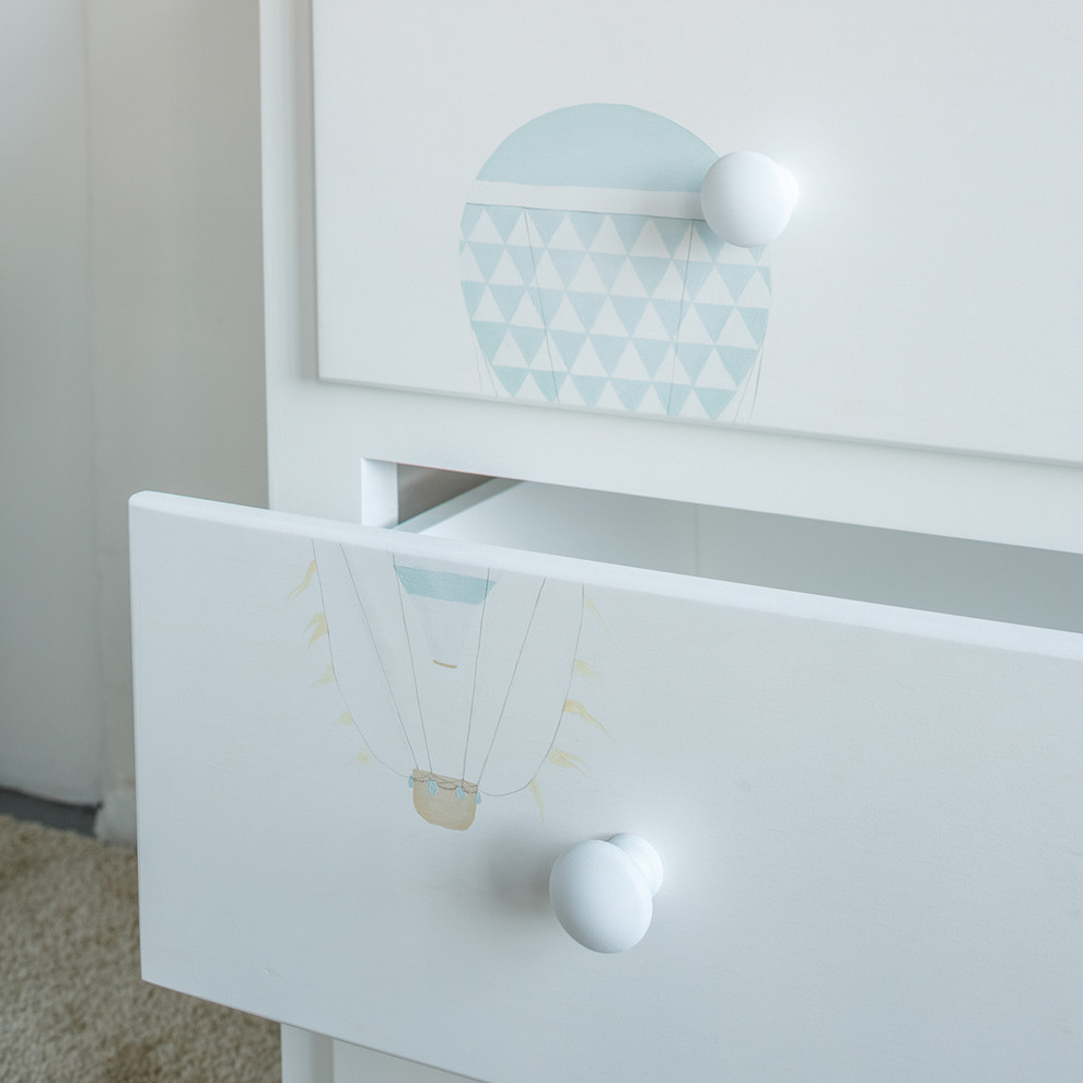 Комод с выдвижными ящиками и росписью