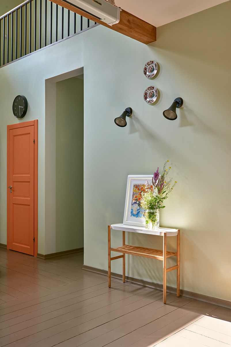 Houzz тур: Бюджетная дача с оранжевыми дверями