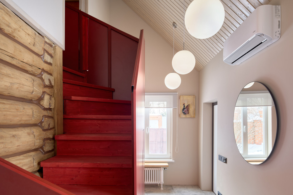 Кухня с верстаком и красная лестница