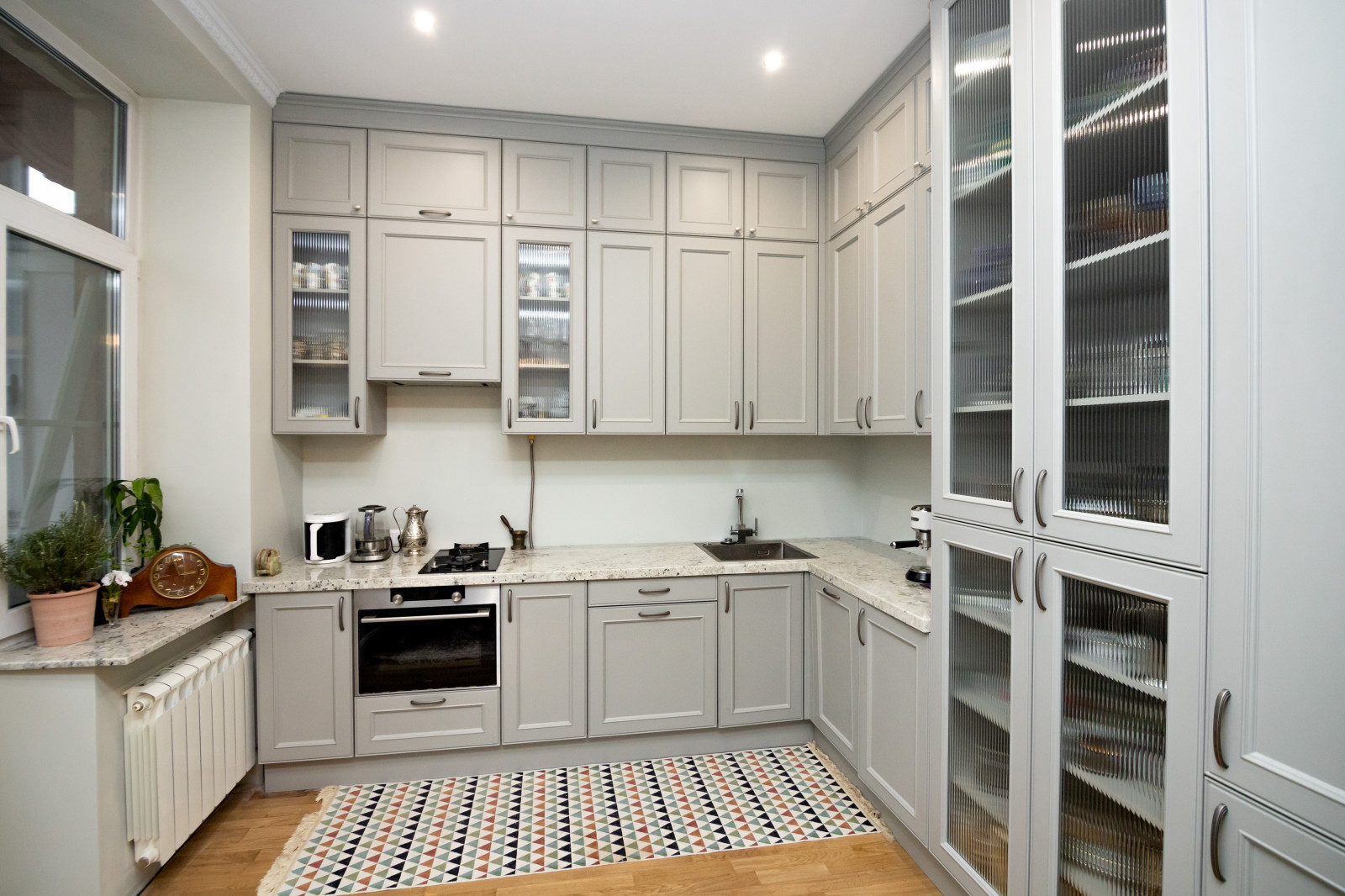 Светло-серая кухня в классическом стиле