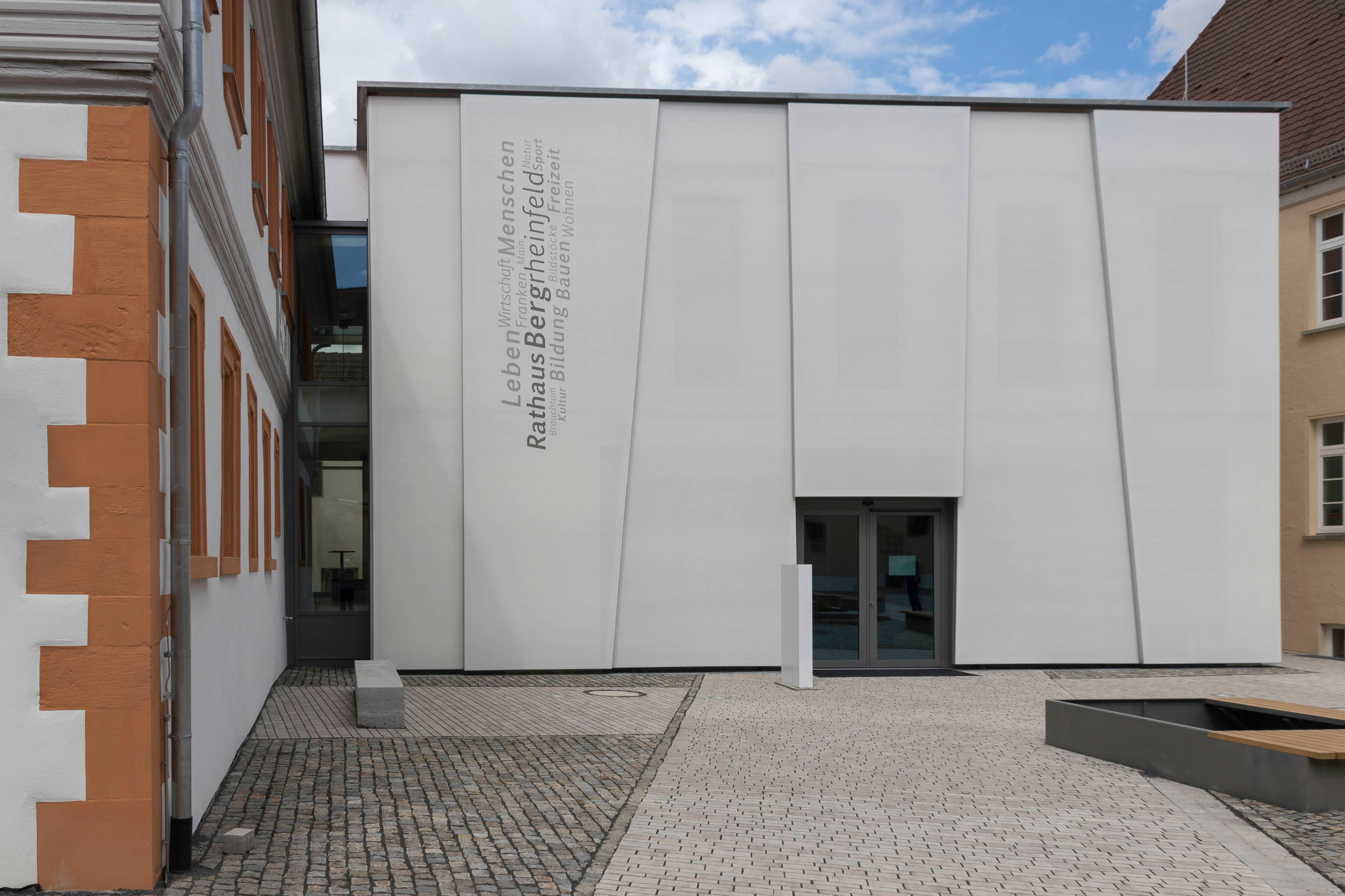 Архитектура: На что способны текстильные фасады