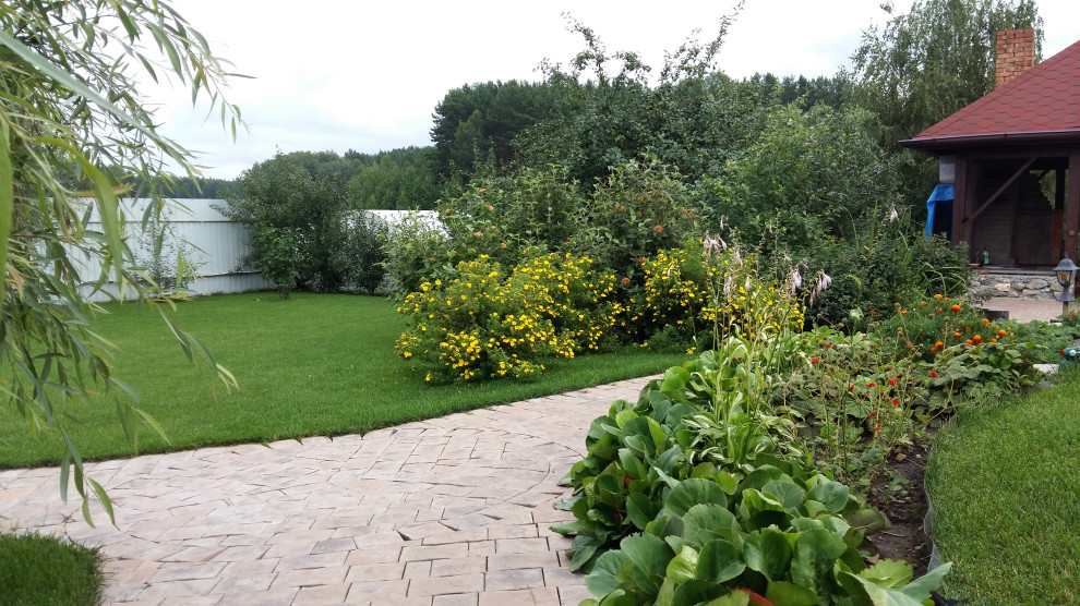 Уютный сад на берегу реки