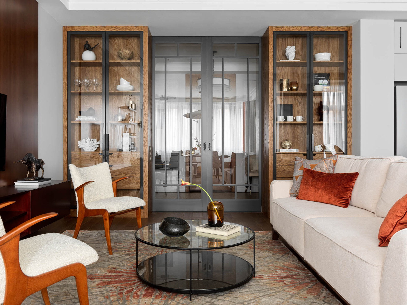 Houzz тур: Светлая квартира с эркером и бронзовой кухней