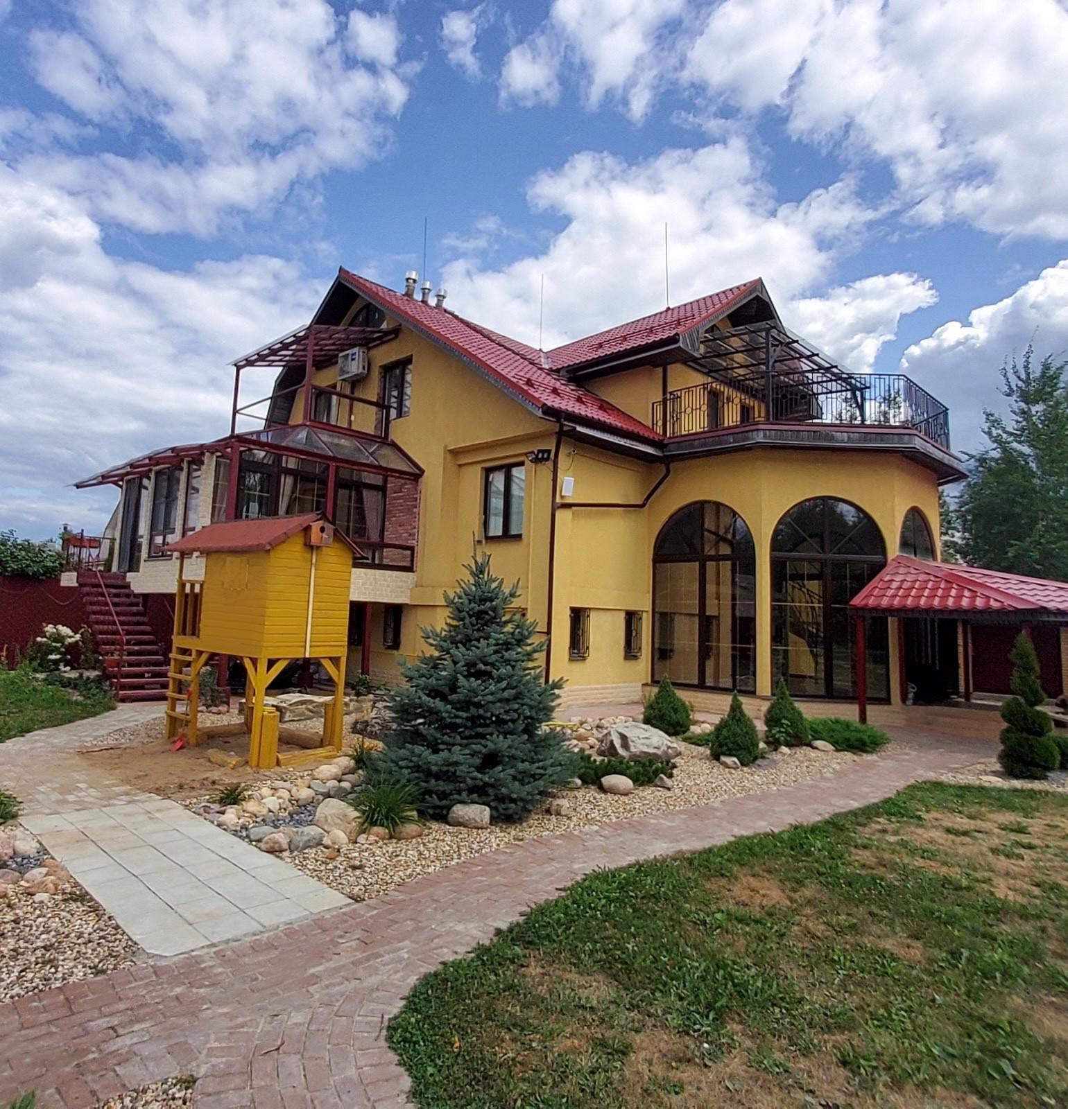 Обложка проекта: Дом с арочными окнами и верандой