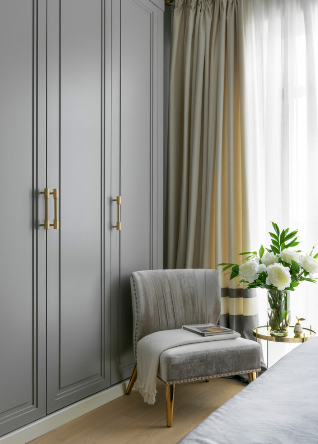 Серые стены и капля бургундского