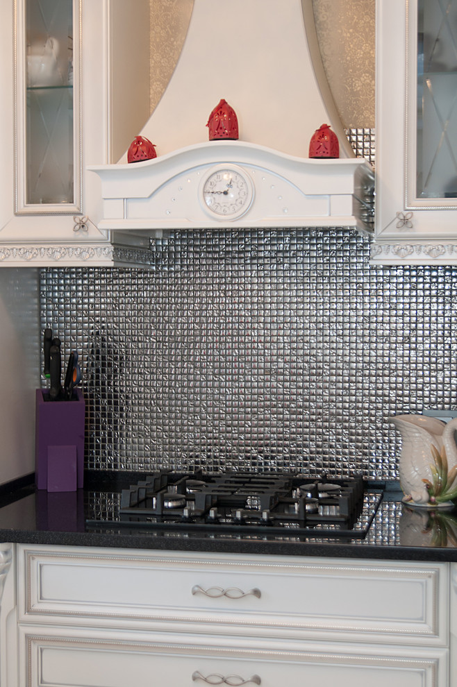 Классическая кухня в черно-белых тонах