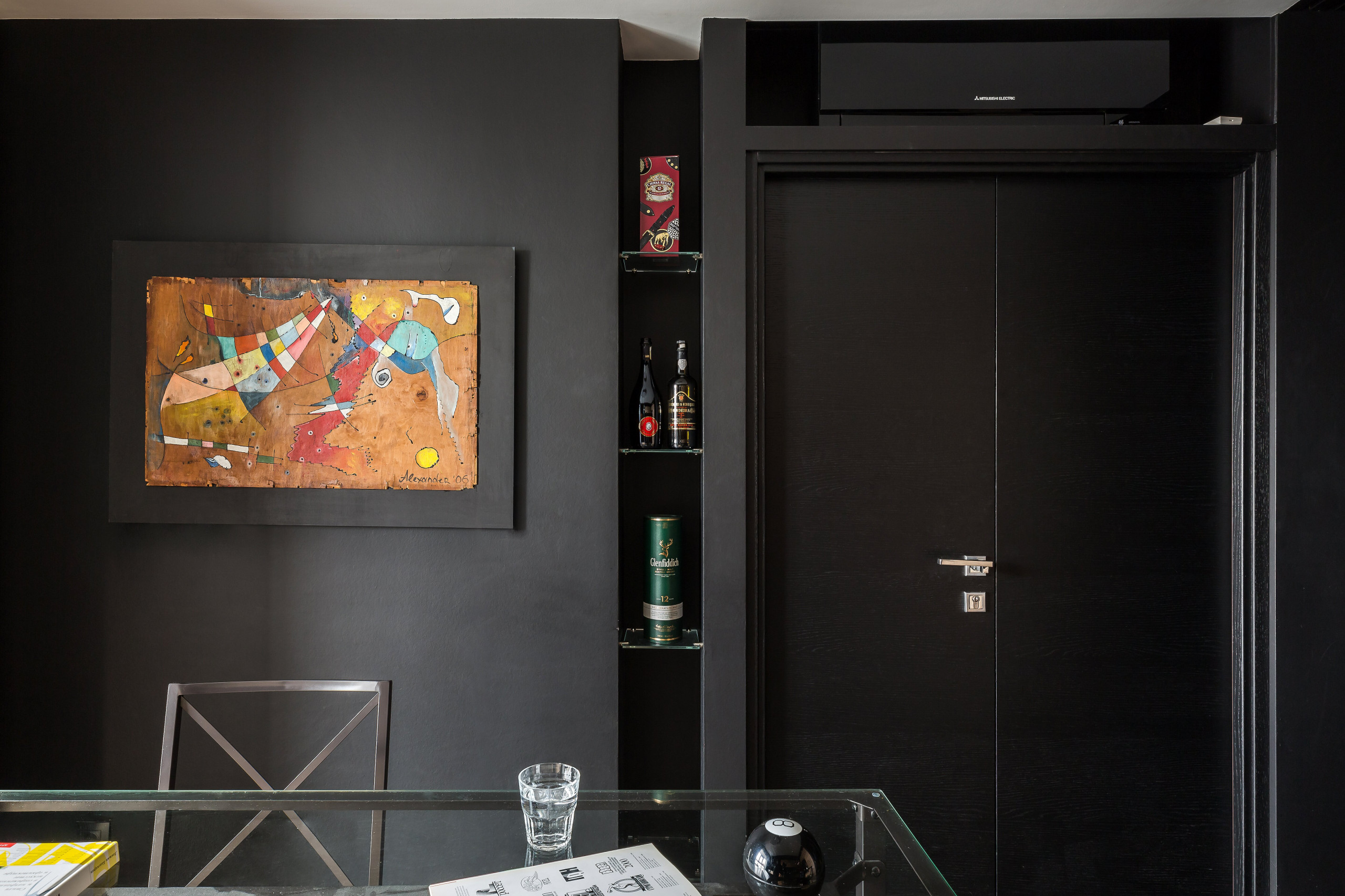 Houzz тур: Черная квартира для молодого заказчика