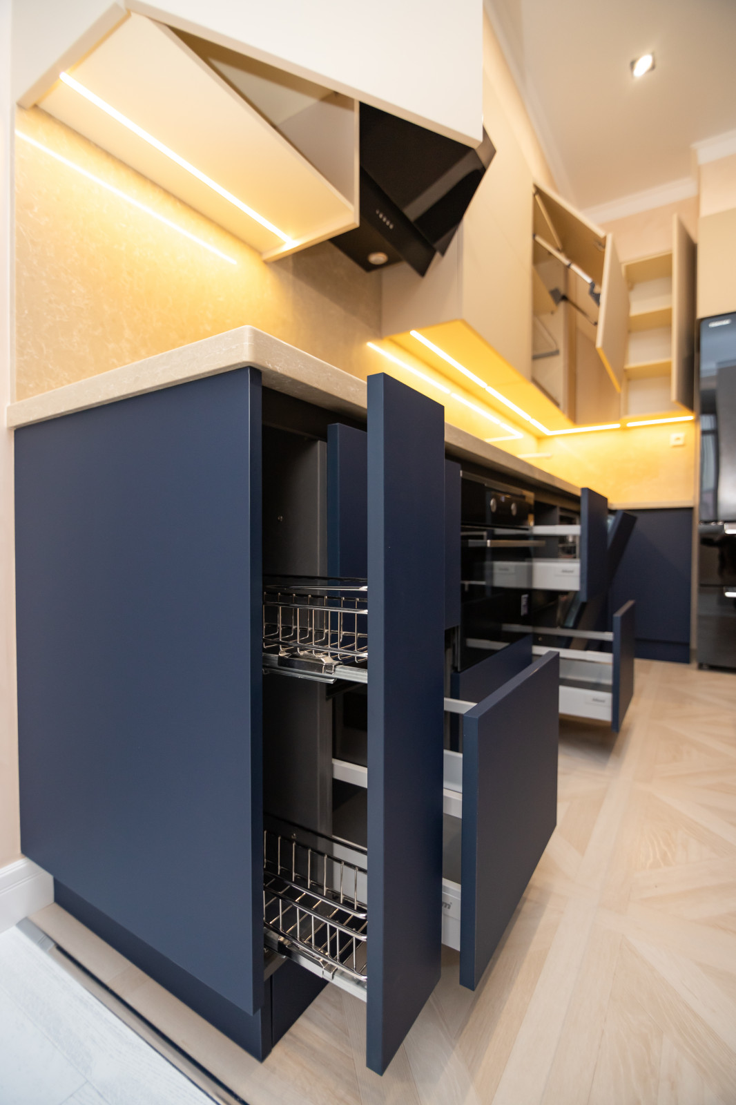 Бело-синяя кухня в современном стиле