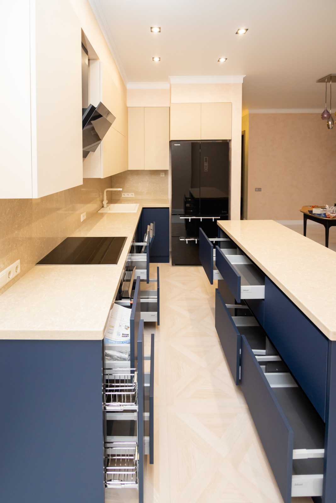 Бело-синяя кухня в современном стиле