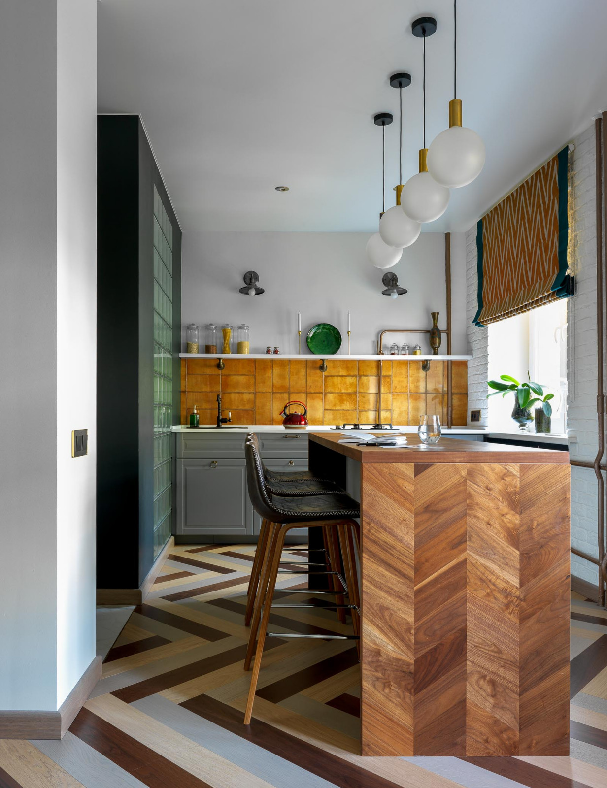 Изумруд и латунь