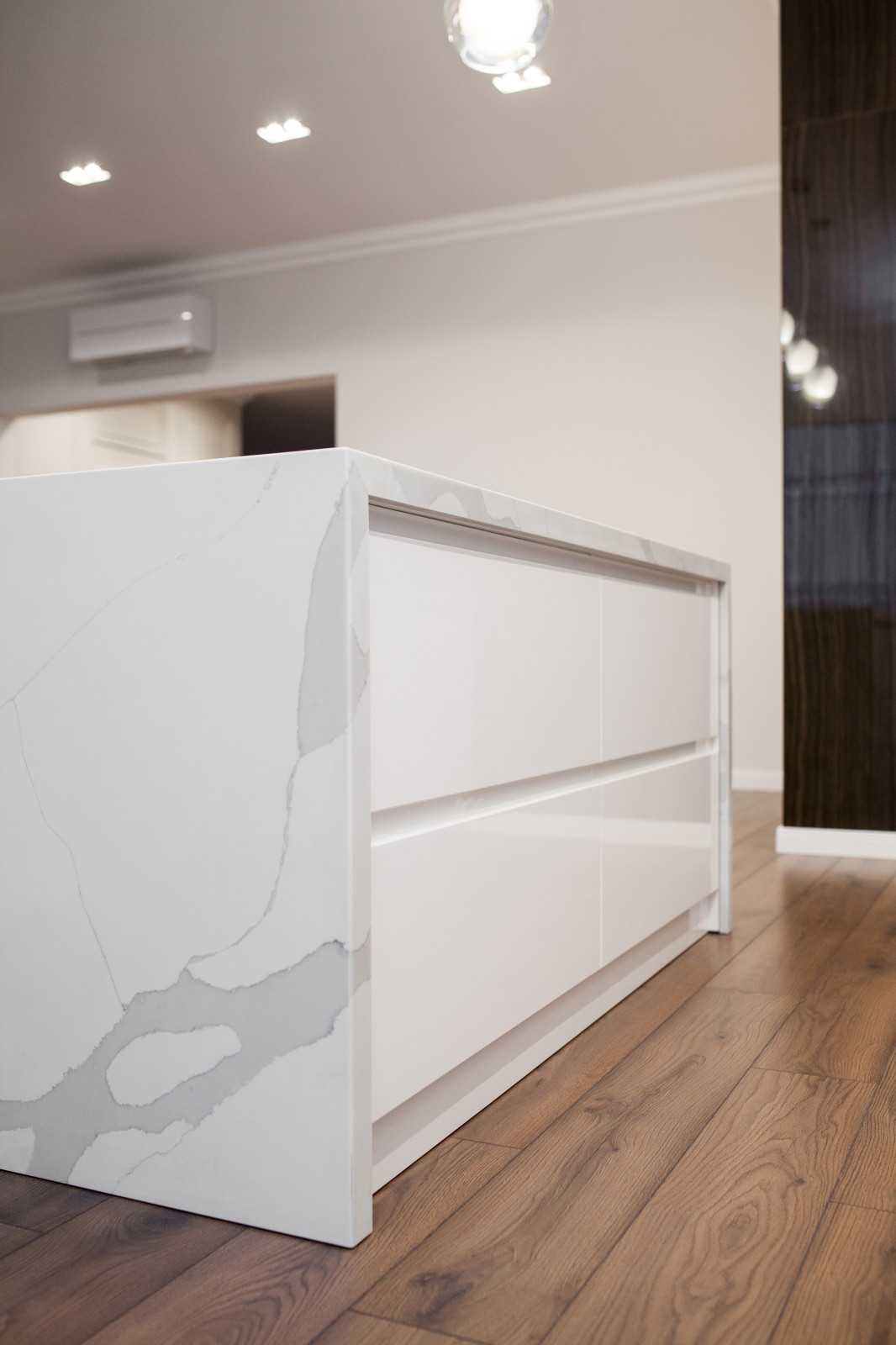 Светлая кухня в современном стиле