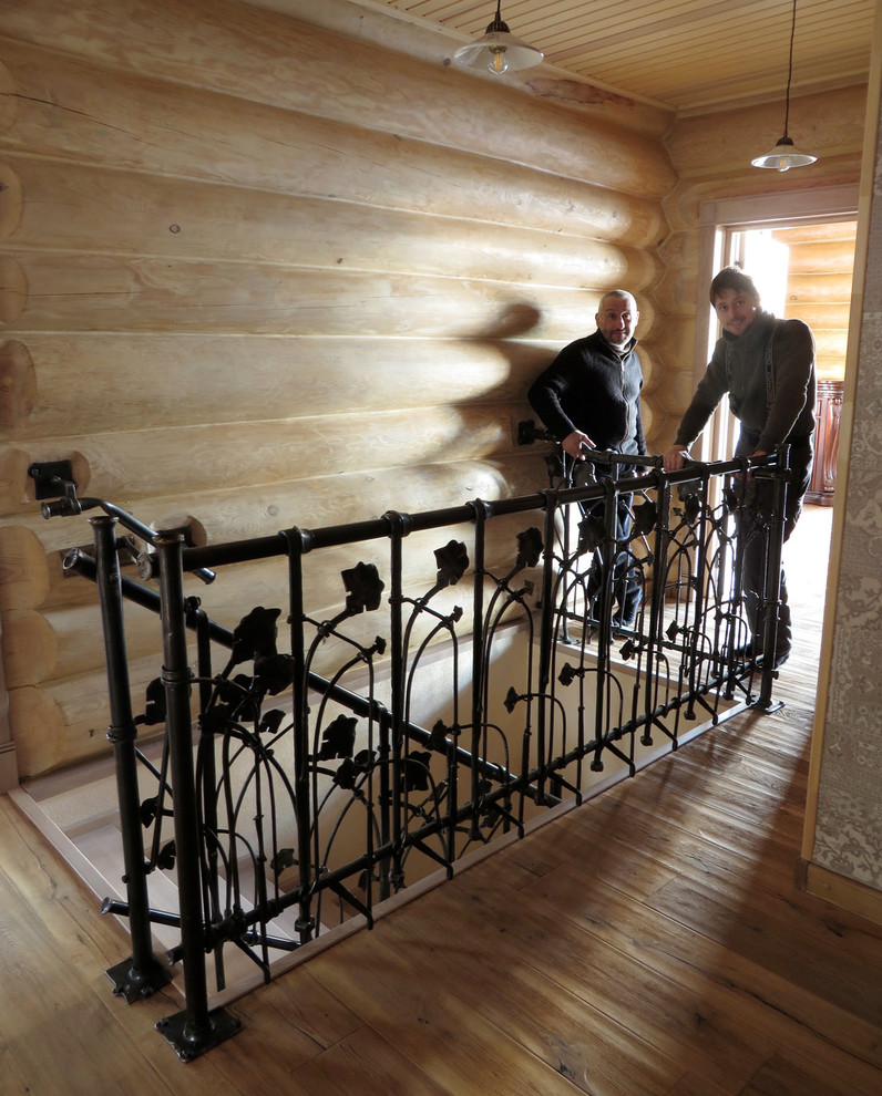 Кованое ограждение лестницы для деревянного дома.