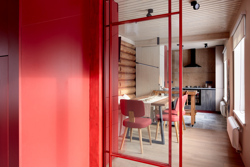 Кухня с верстаком и красная лестница