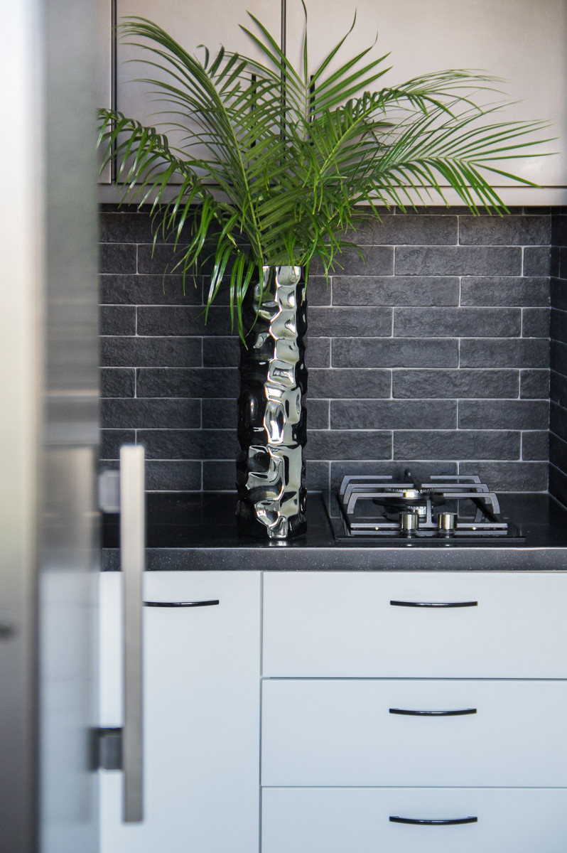 Черный, белый, золотой.