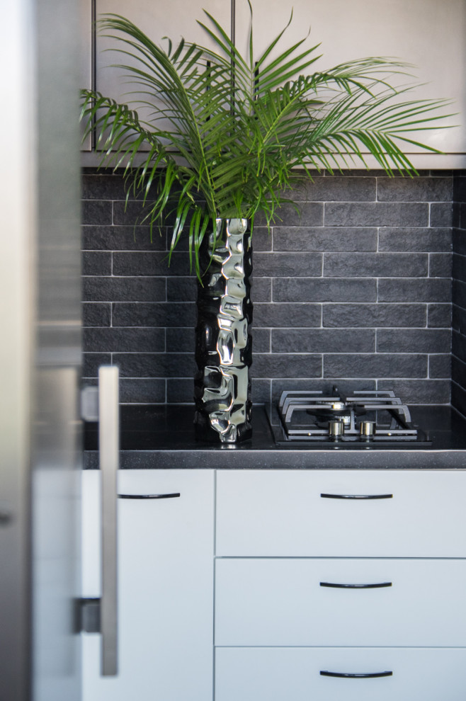 Черный, белый, золотой.