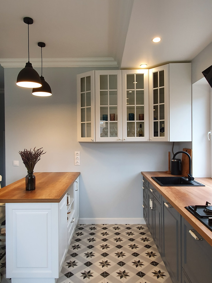 Кухня в неоклассическом стиле с полуостровом