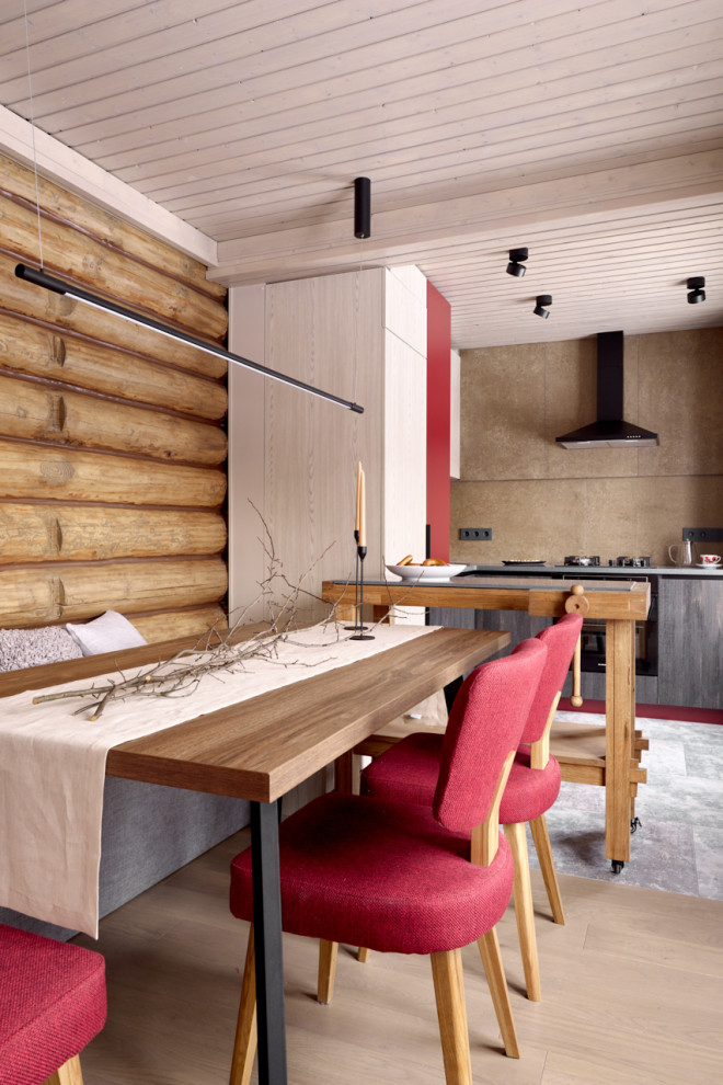 Кухня с верстаком и красная лестница