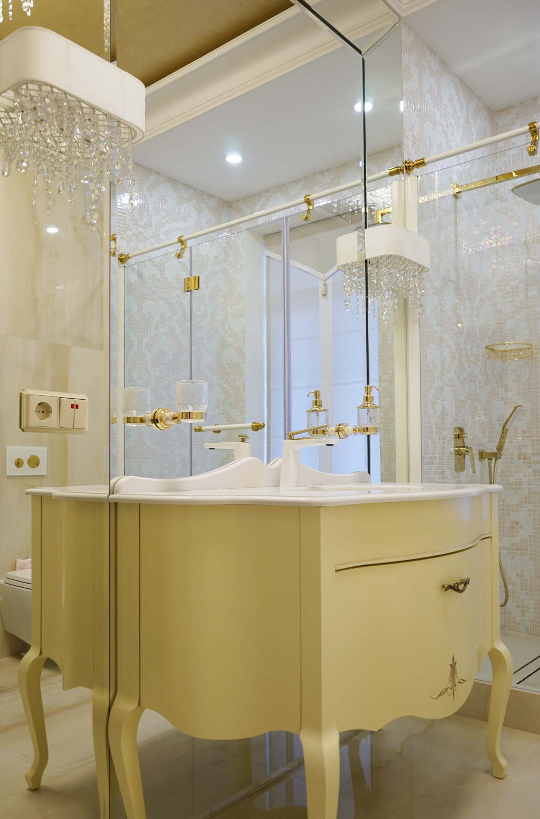 Фото готового интерьера. Второй этаж загородного дома, пространство спален в дом