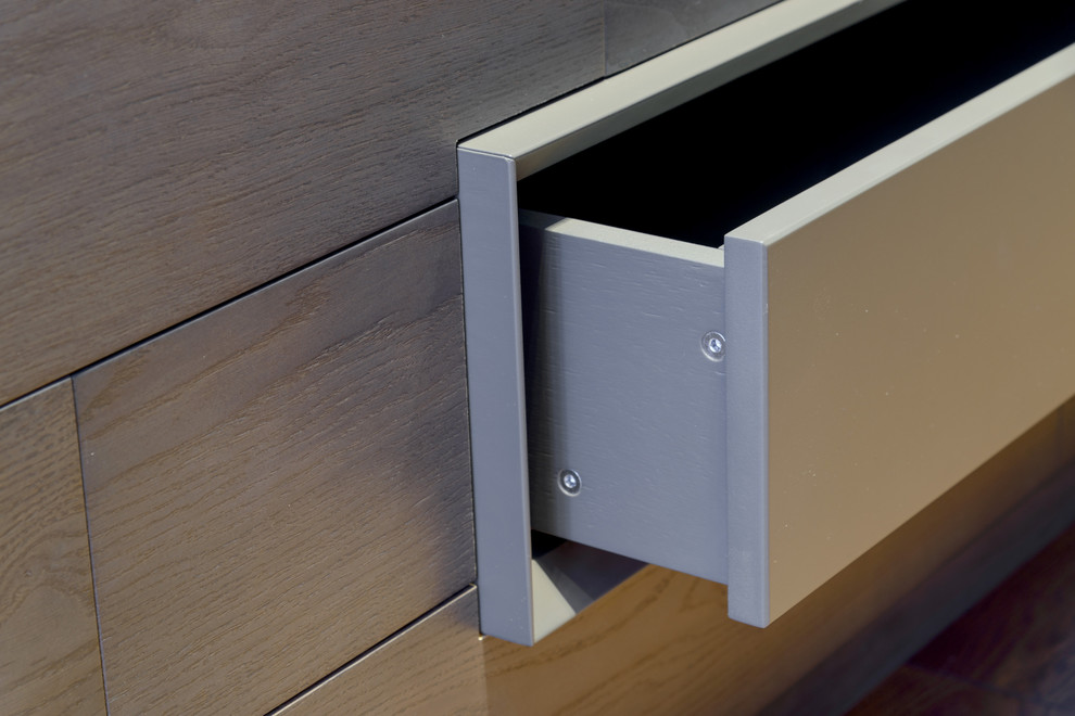 Лаунж-зона у окна из массива дуба