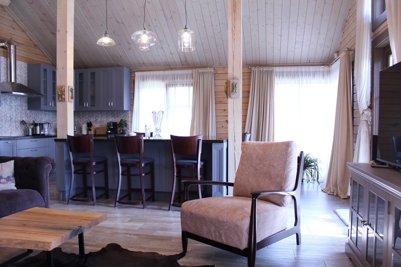 Дом из бруса в стиле шале.