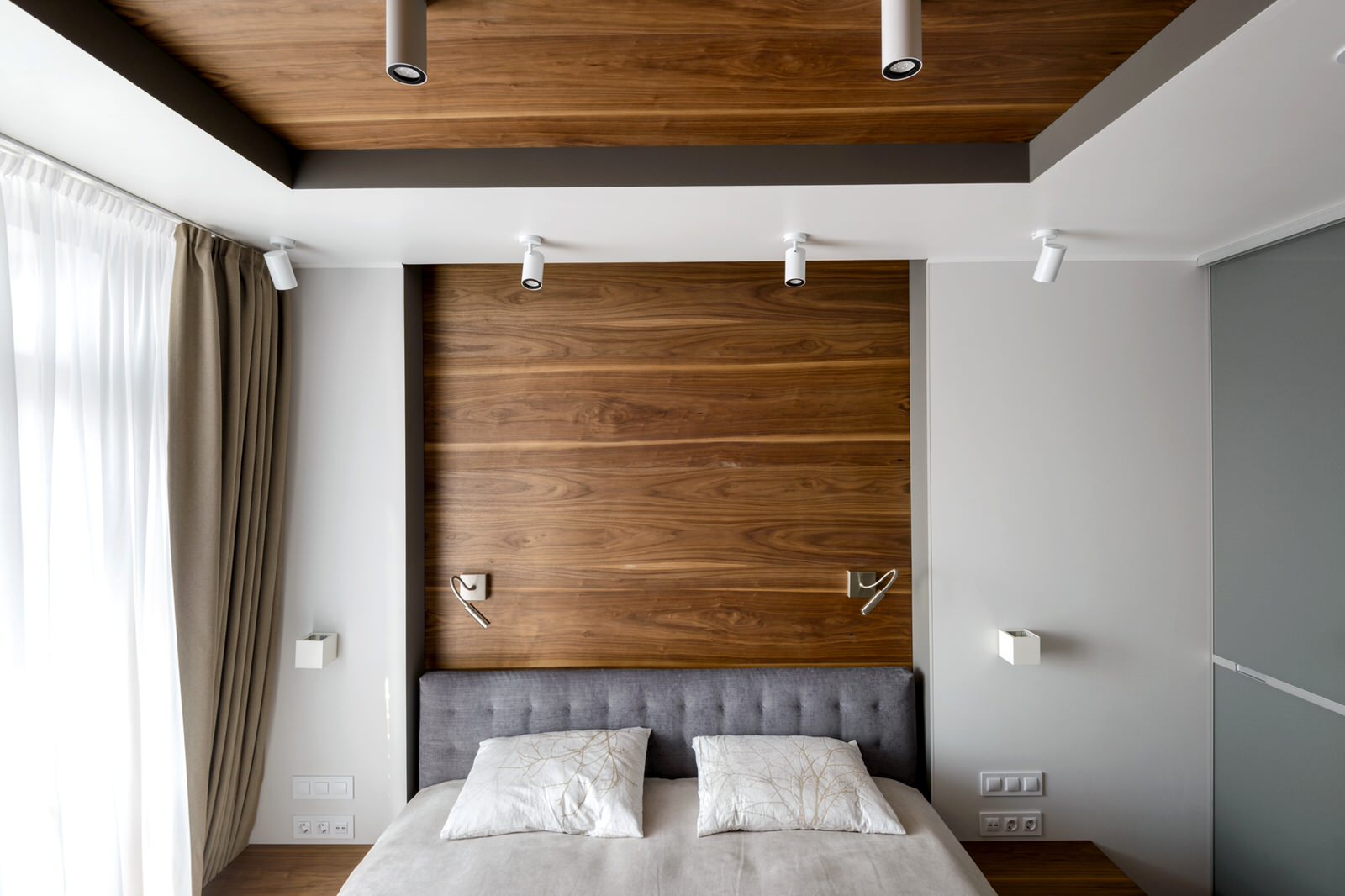 Панно из шпонированных орехом панелей