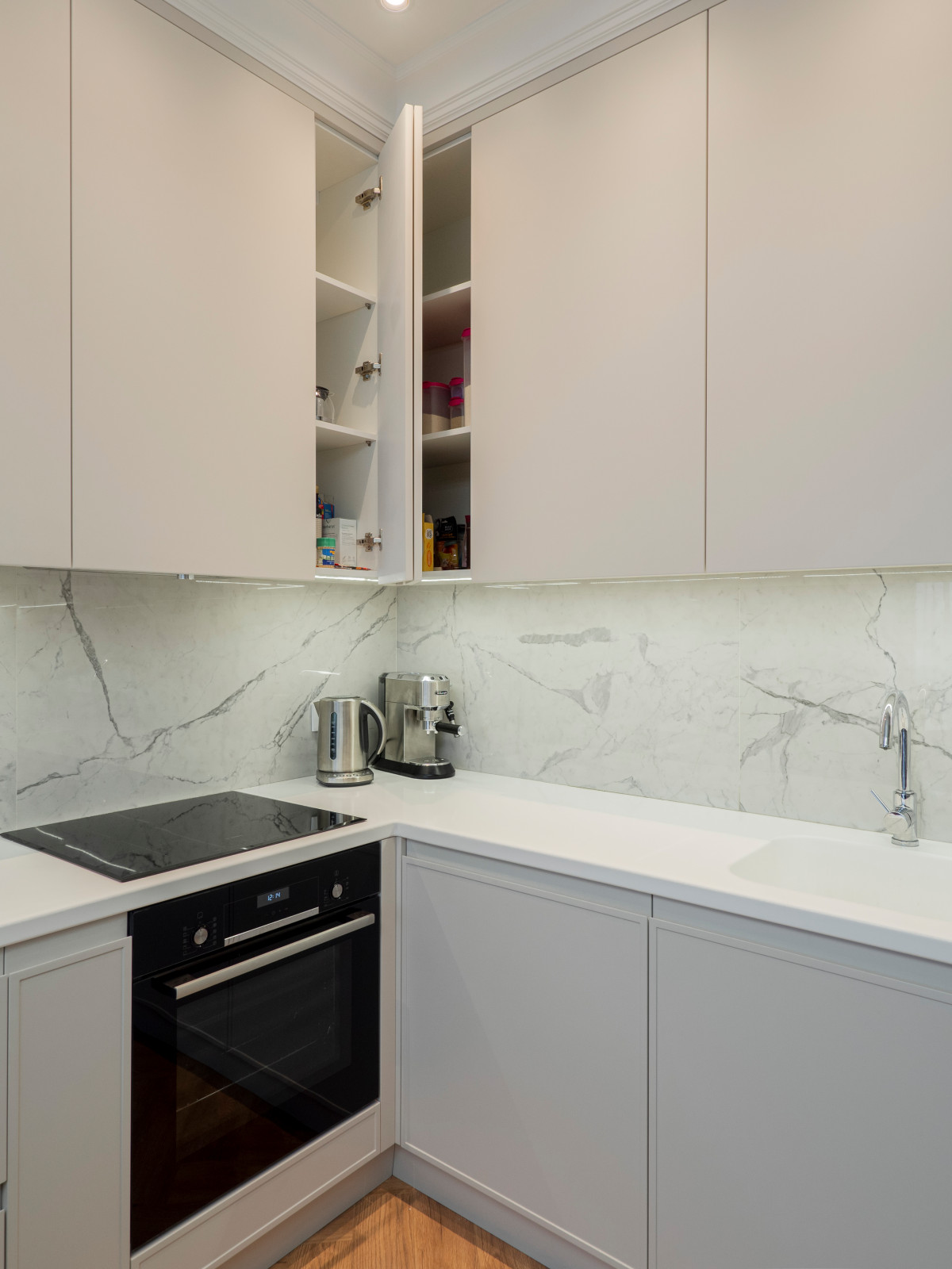 Белая кухня в стиле минимализм