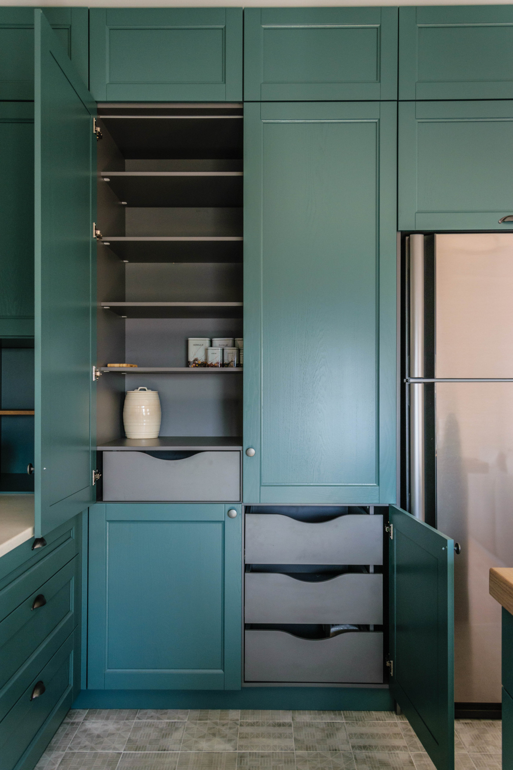 Кухня недели: Пыльно-зеленый гарнитур с островом