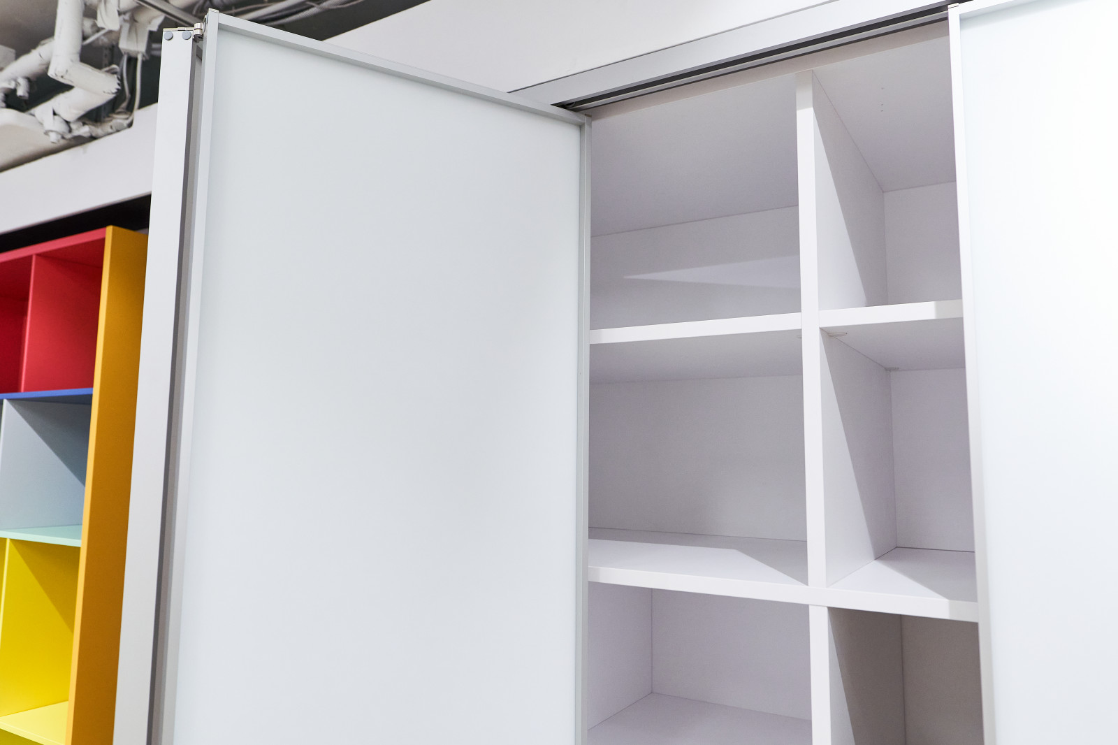 Хозяйственный шкаф со складными дверьми в профиле S1200 raumplus