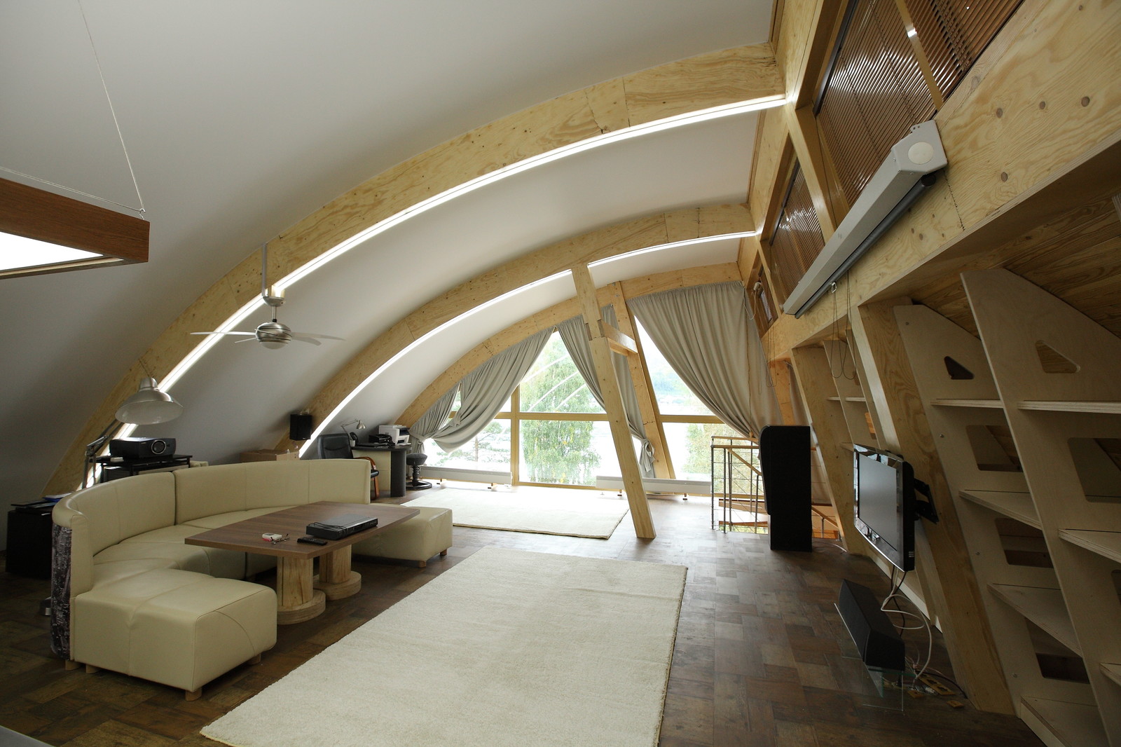 Не обычная архитектура Красноярска - дом на берегу Енисея