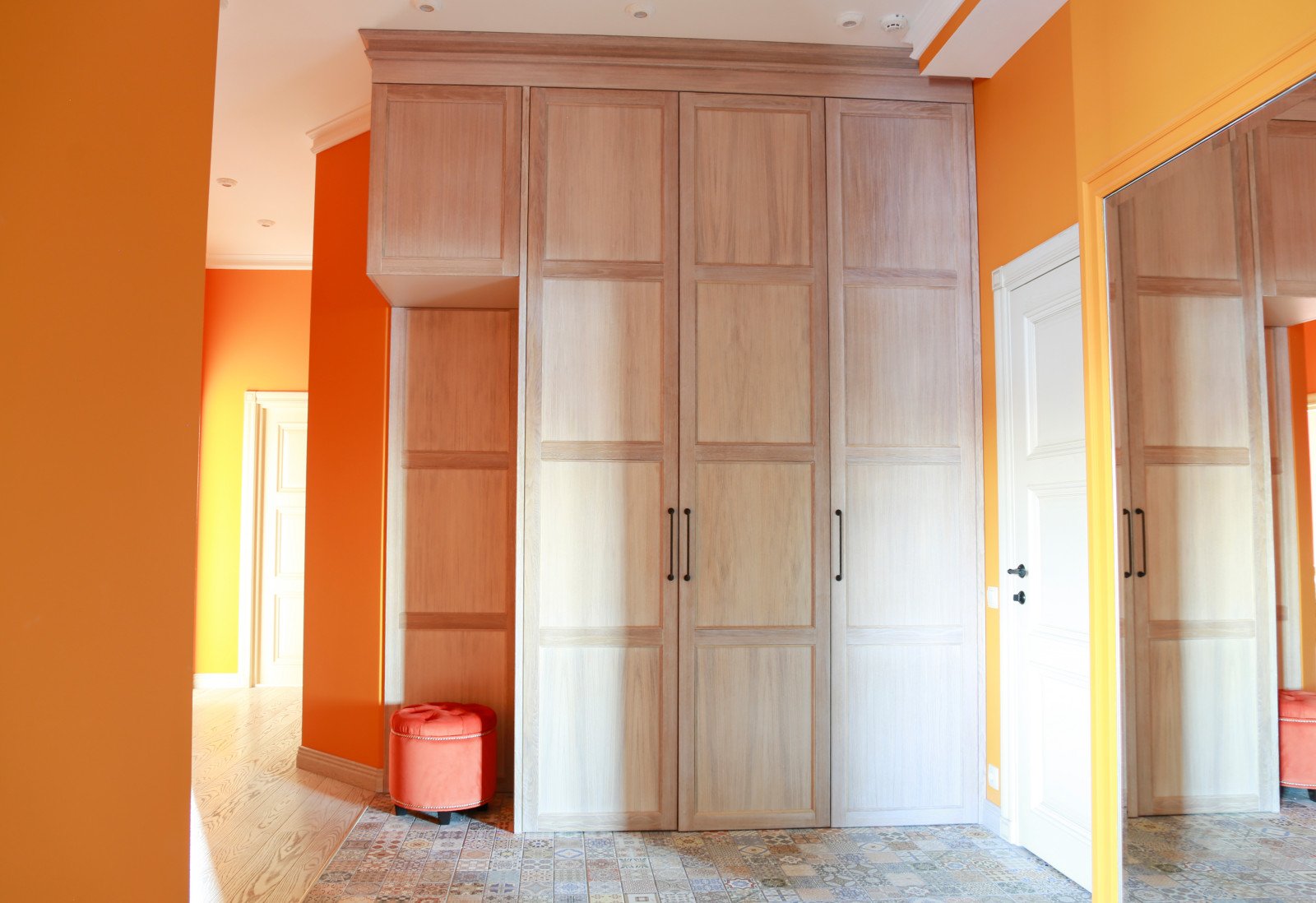 Встроенный шкаф в детскую из массива дуба