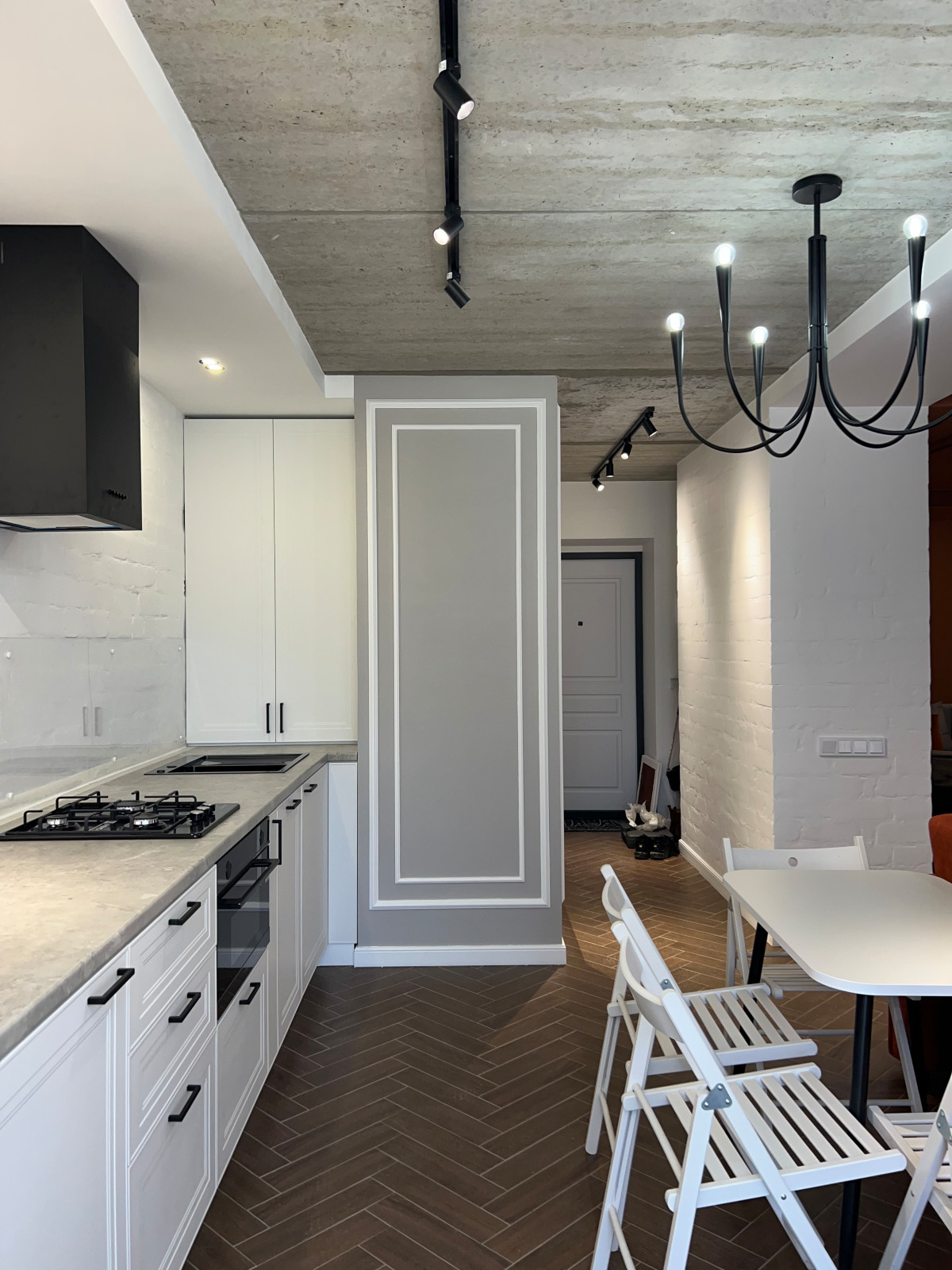 Студия с терракотовыми акцентами