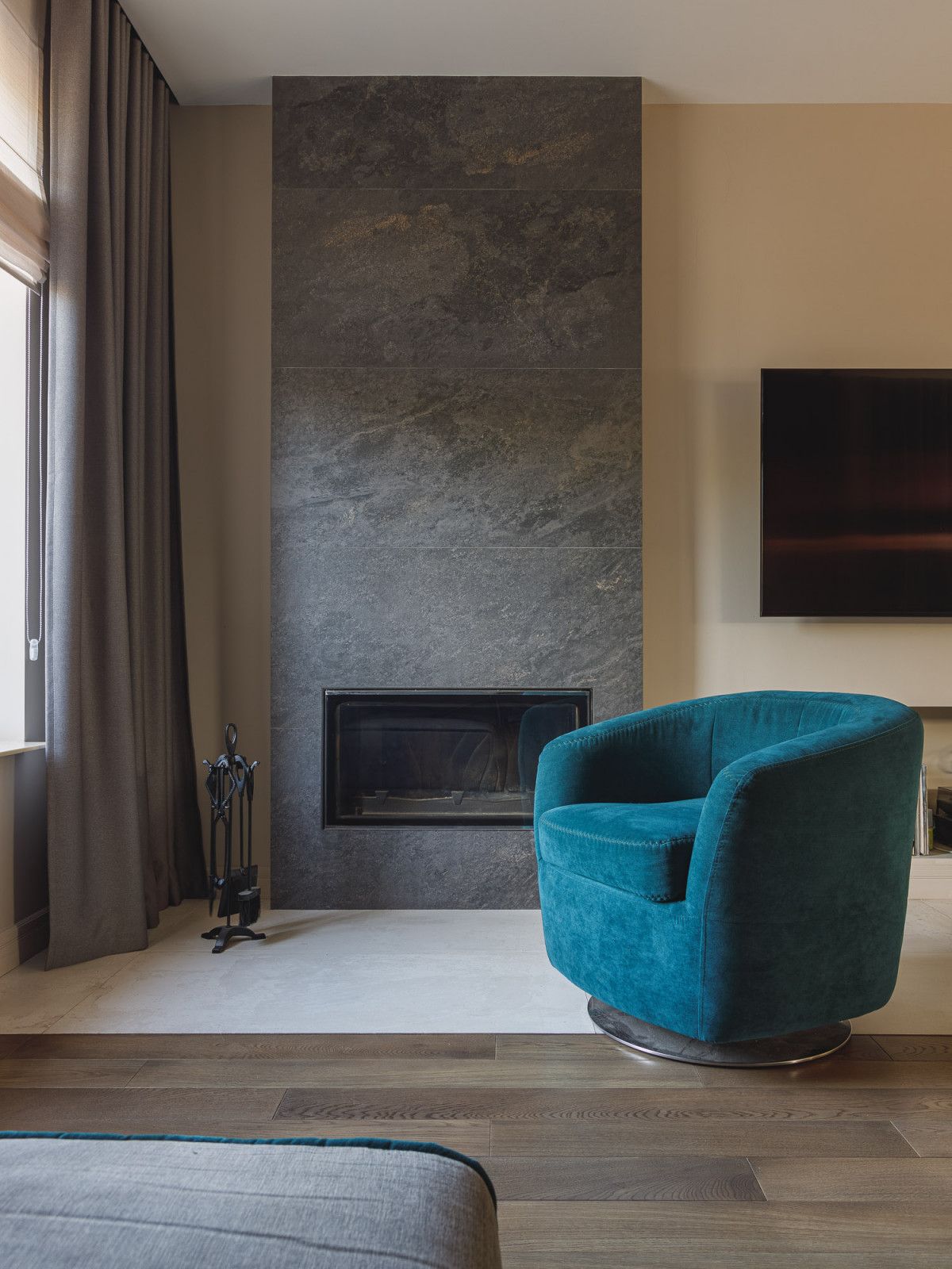 Кухня-гостиная с камином в коттедже Малая Царевщина