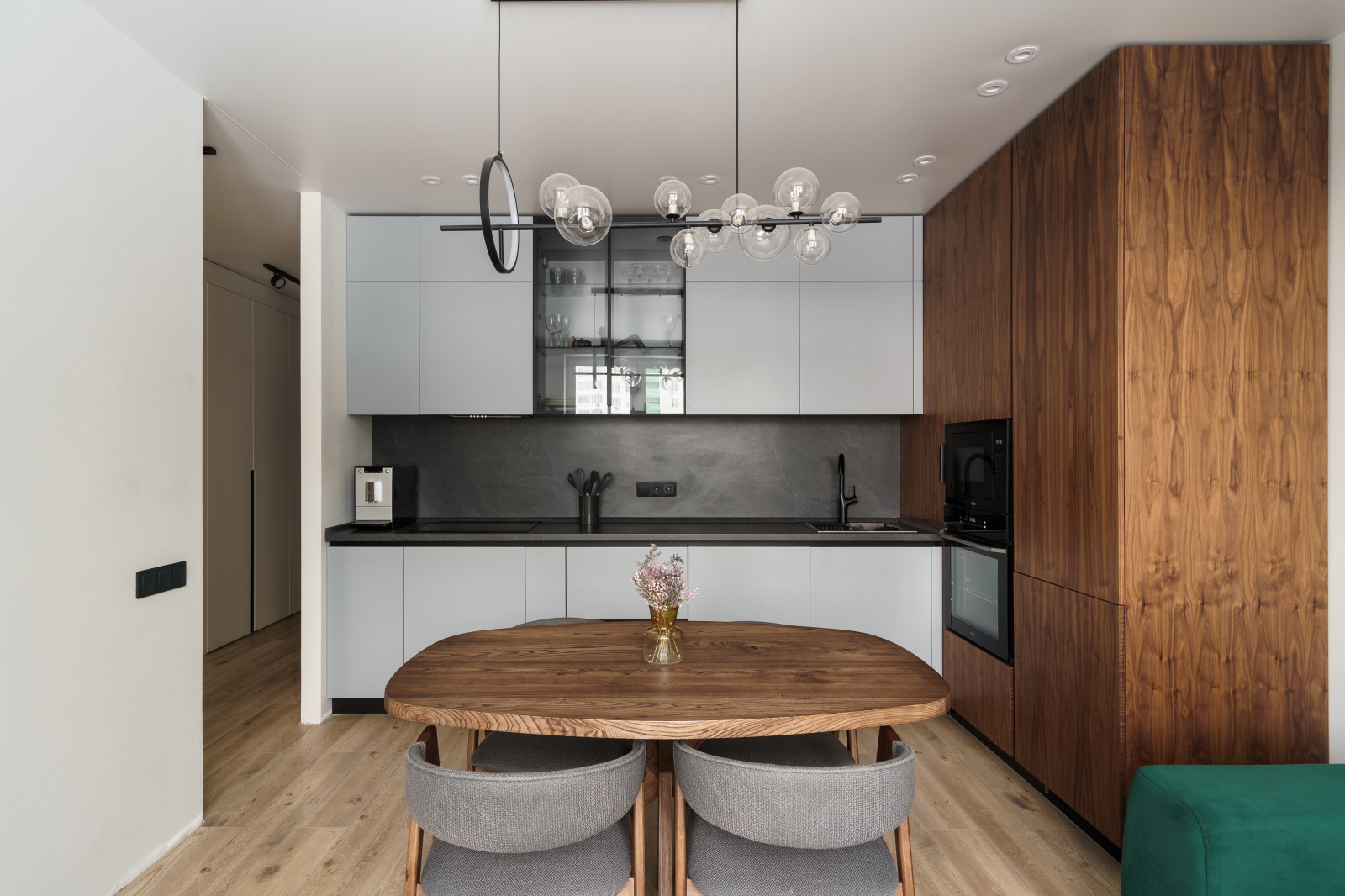 Серая кухня черный фартук деревянный шкаф встроенный холодильник