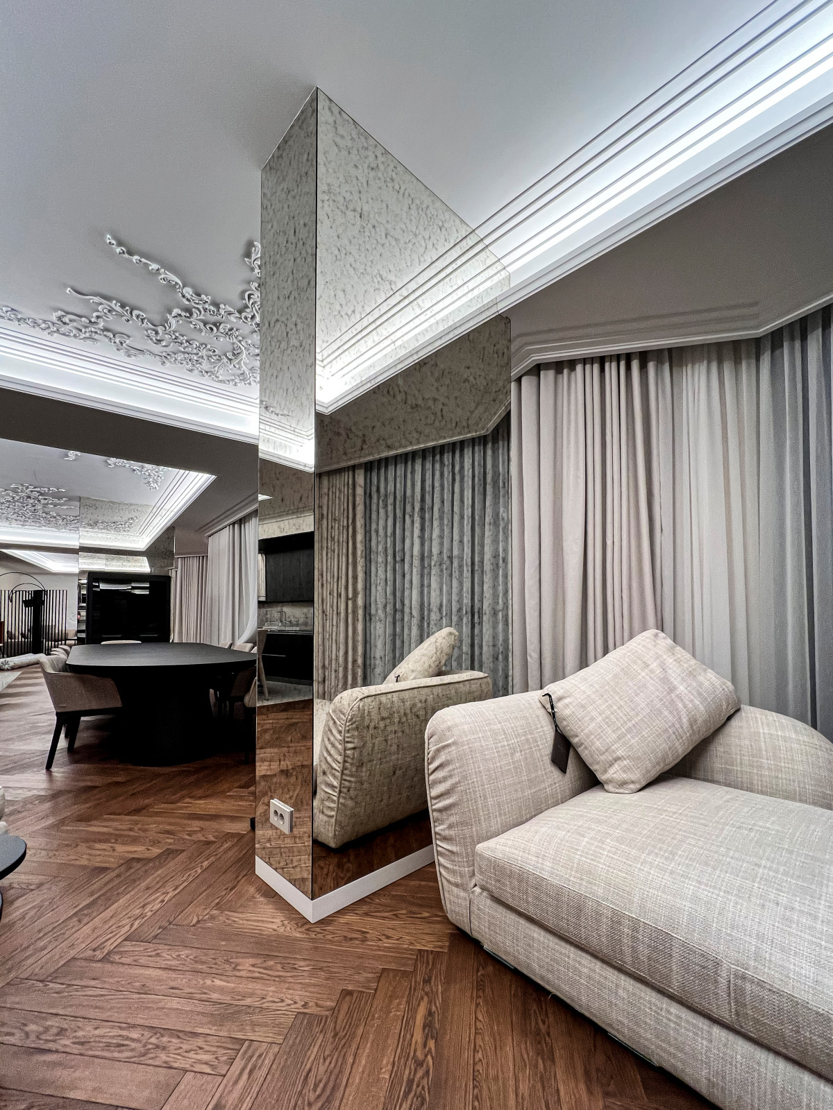 Зеркальные колонны из состаренного зеркала в шикарной гостиной