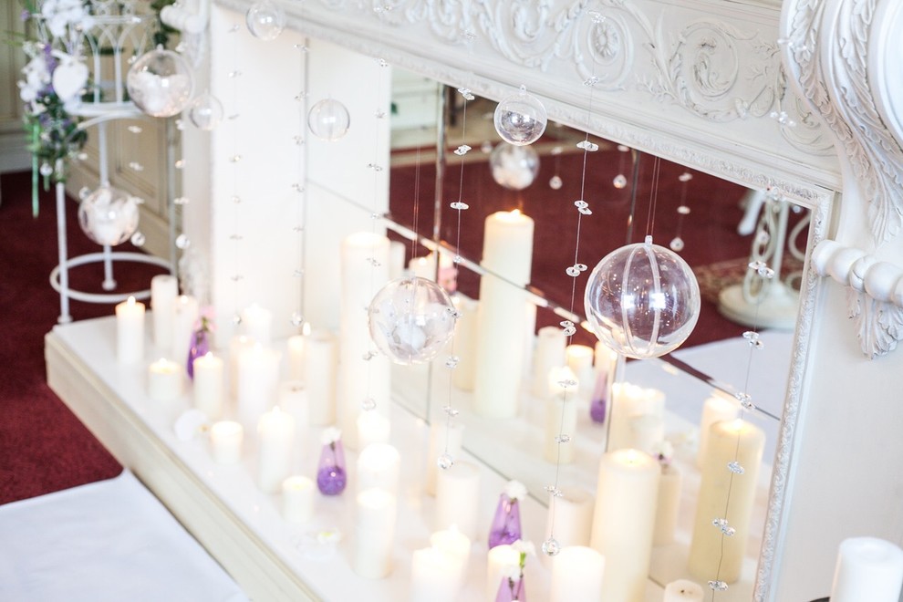 Оформление свадебного камина хрустальными нитями