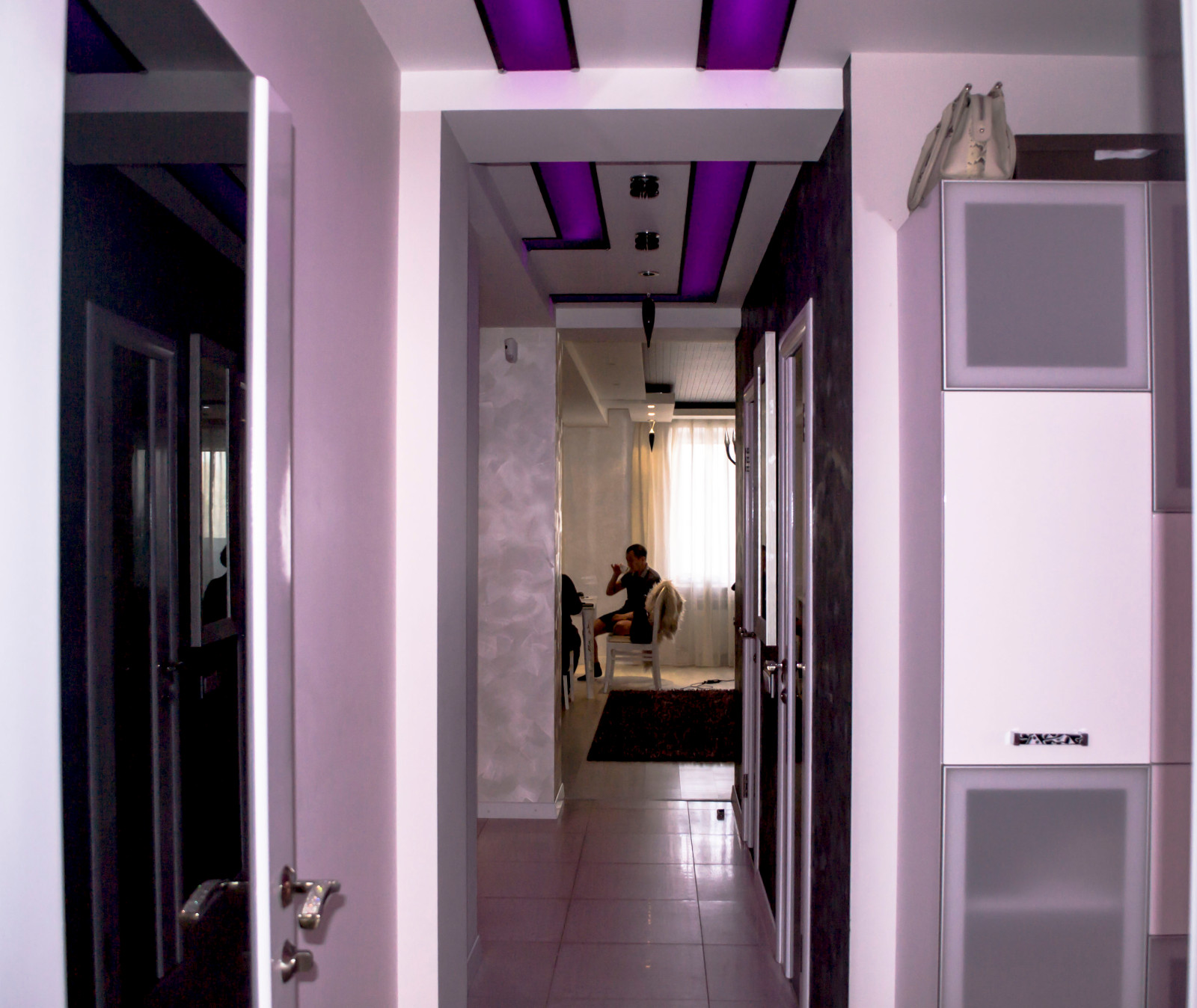 Контрастный дизайн интерьера квартиры