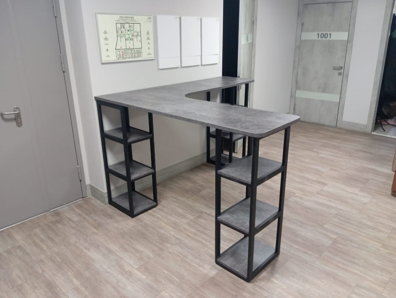 Барная стойка на металлокаркасе