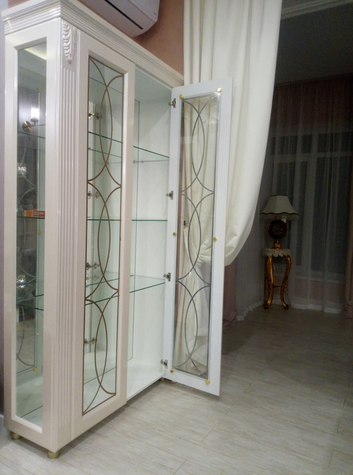 Кухня и гостиная с витринами