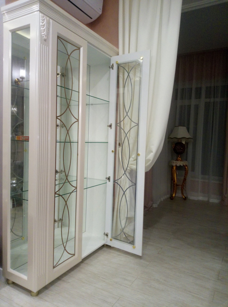 Кухня и гостиная с витринами