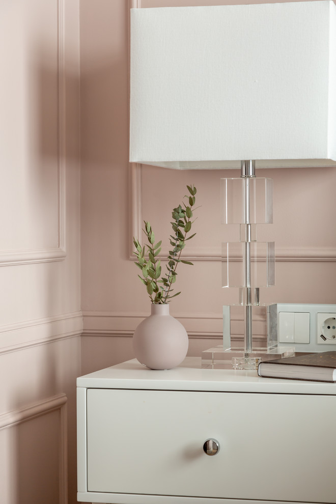 Уютная нежно-розовая  спальня с графичными акцентами.