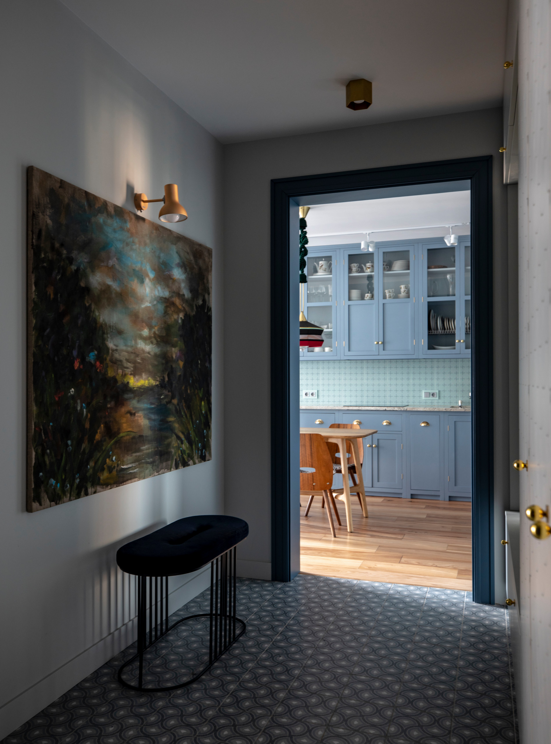 Проект недели: Синяя кухня с винтажными предметами и зайцем